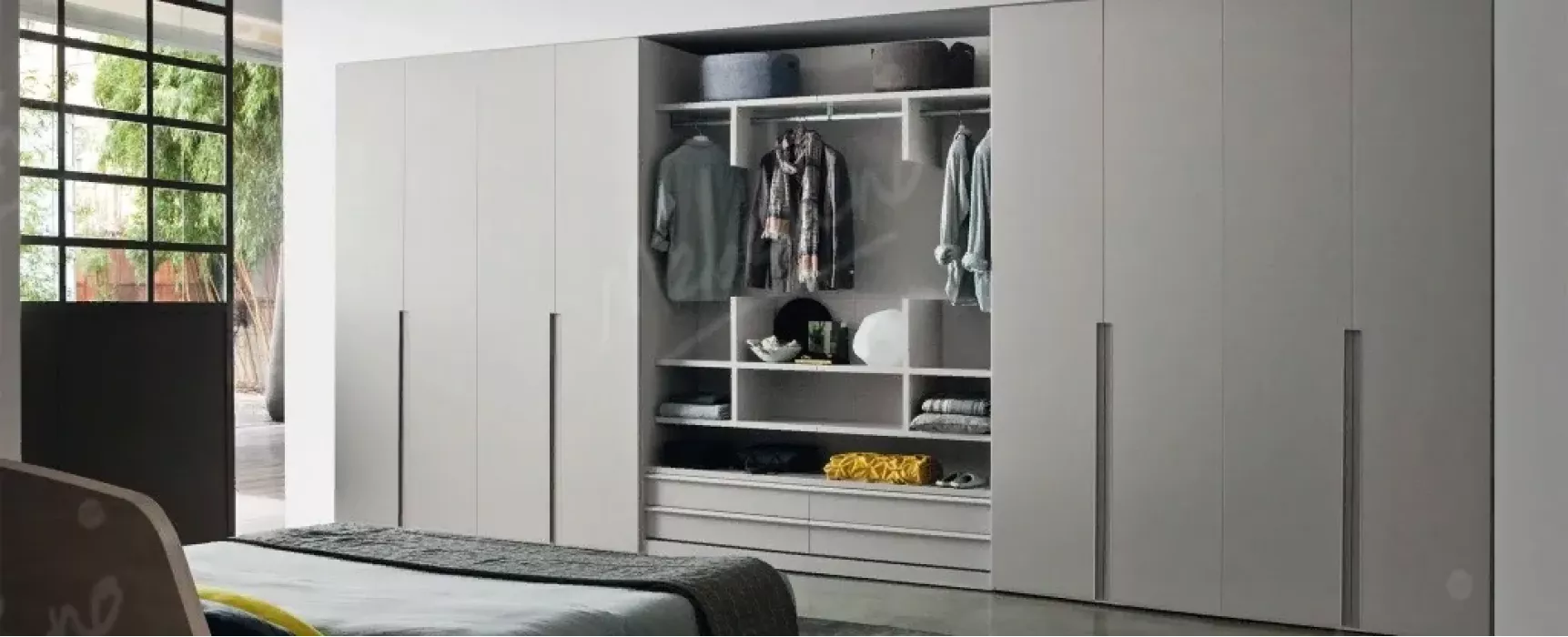 Вместительный распашной шкаф с открытыми отсеками PC614