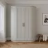 Радиусный шкаф-купе в светло-сером цвете с вертикальными фасадами